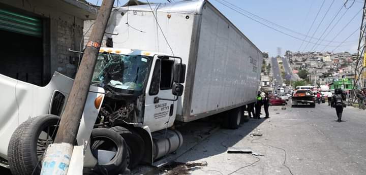 Tráiler fuera de control termina impactado contra una casa