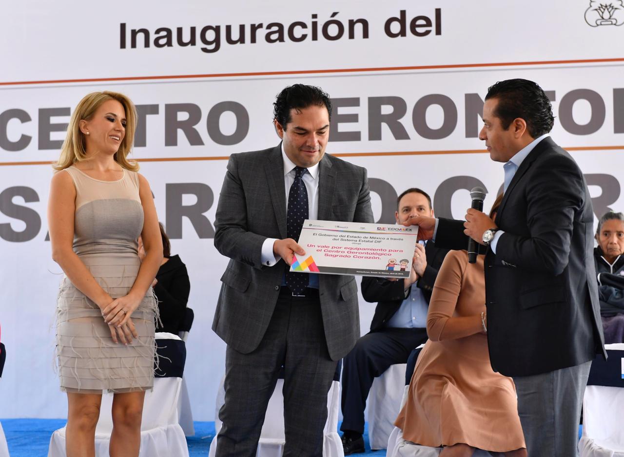 Los municipios de Huixquilucan y Ecatepec recibieron vales para el equipamiento de inmuebles que atenderán integralmente a la población vulnerable de 60 o más años de edad.