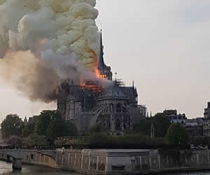 Alarmante incendio en la Catedral de Notre Dame de París