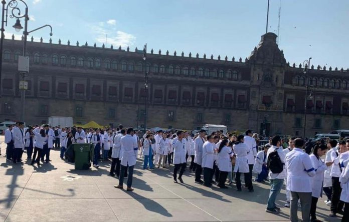 Médicos residentes realizan paro activo de labores” por problemas con la nómina