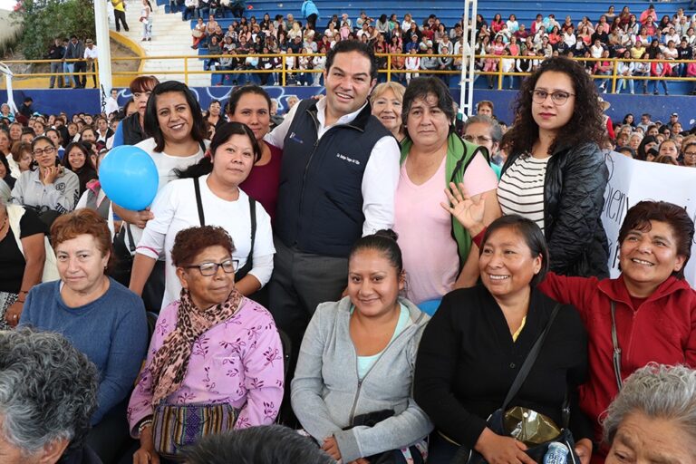 Autoridades huixquiluquenses continuan con la entrega de tarjetas del programa “Creciendo con mujeres Activas”