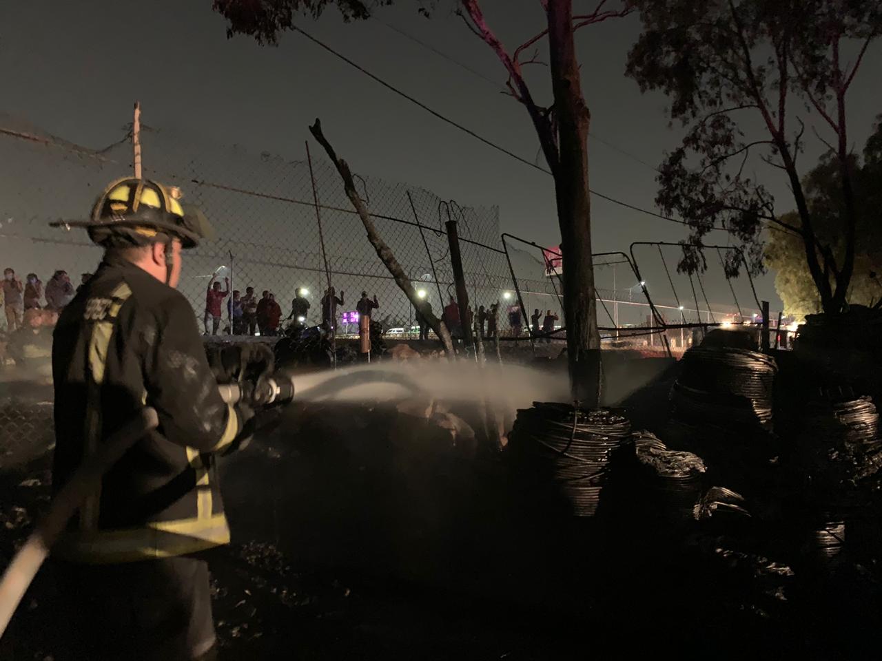 Contienen bomberos incendio en predio Ecatepec