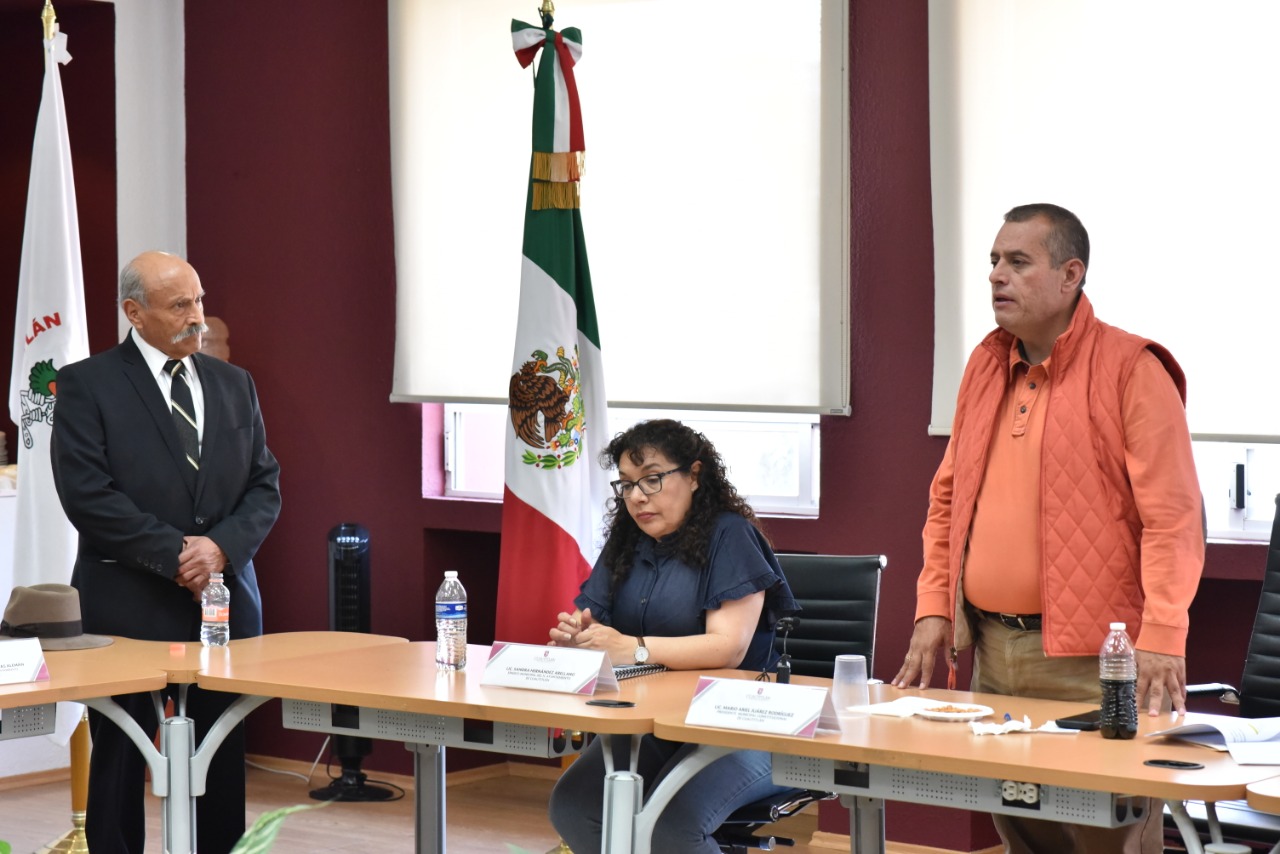 El alcalde Ariel Juárez tomo protesta al nuevo cronista municipal de Cuautitlán México