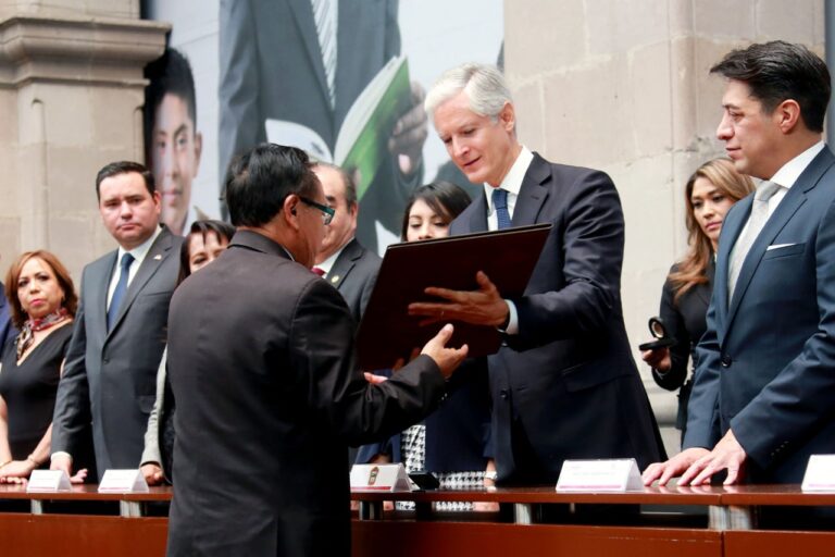 Fue reconocida la labor de los maestros mexiquenses