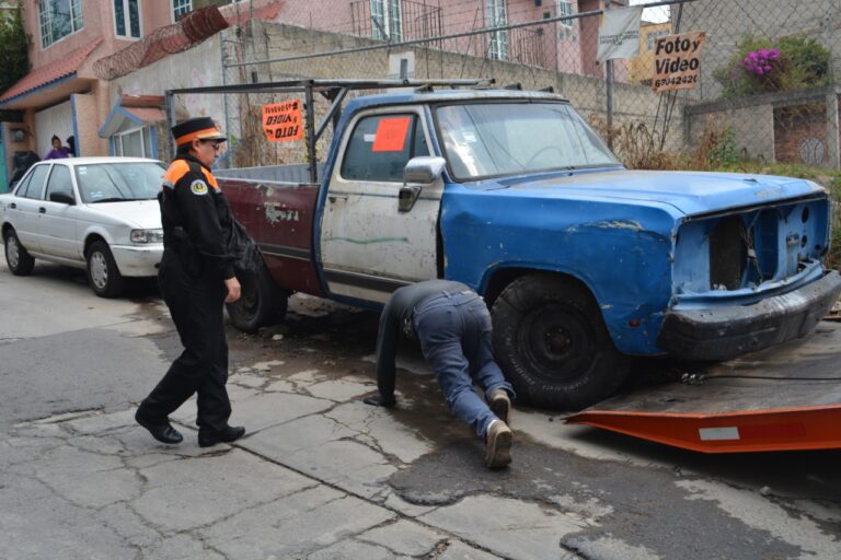 Gobierno atizapense inicia retiro de autos abandonados en las calles