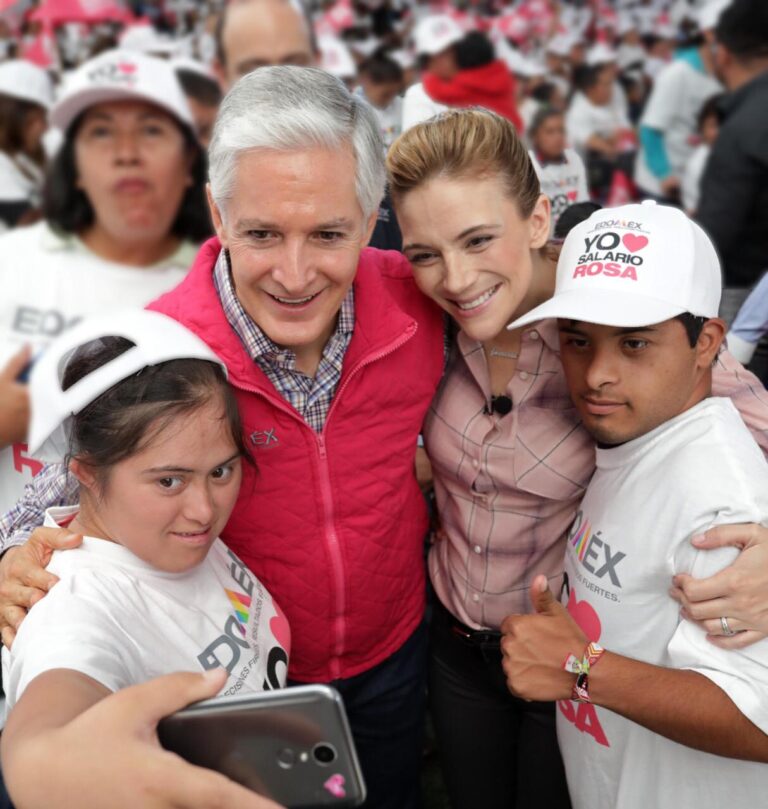 Entregan Alfredo Del Mazo y Fernanda Castillo tarjetas del programa Salario rosa a mujeres de más de 56 municipios en Hueypoxtla.