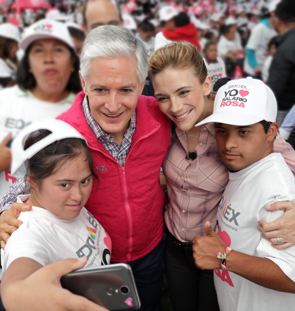 Entregan Alfredo Del Mazo y Fernanda Castillo tarjetas del programa Salario rosa a mujeres de más de 56 municipios en Hueypoxtla.