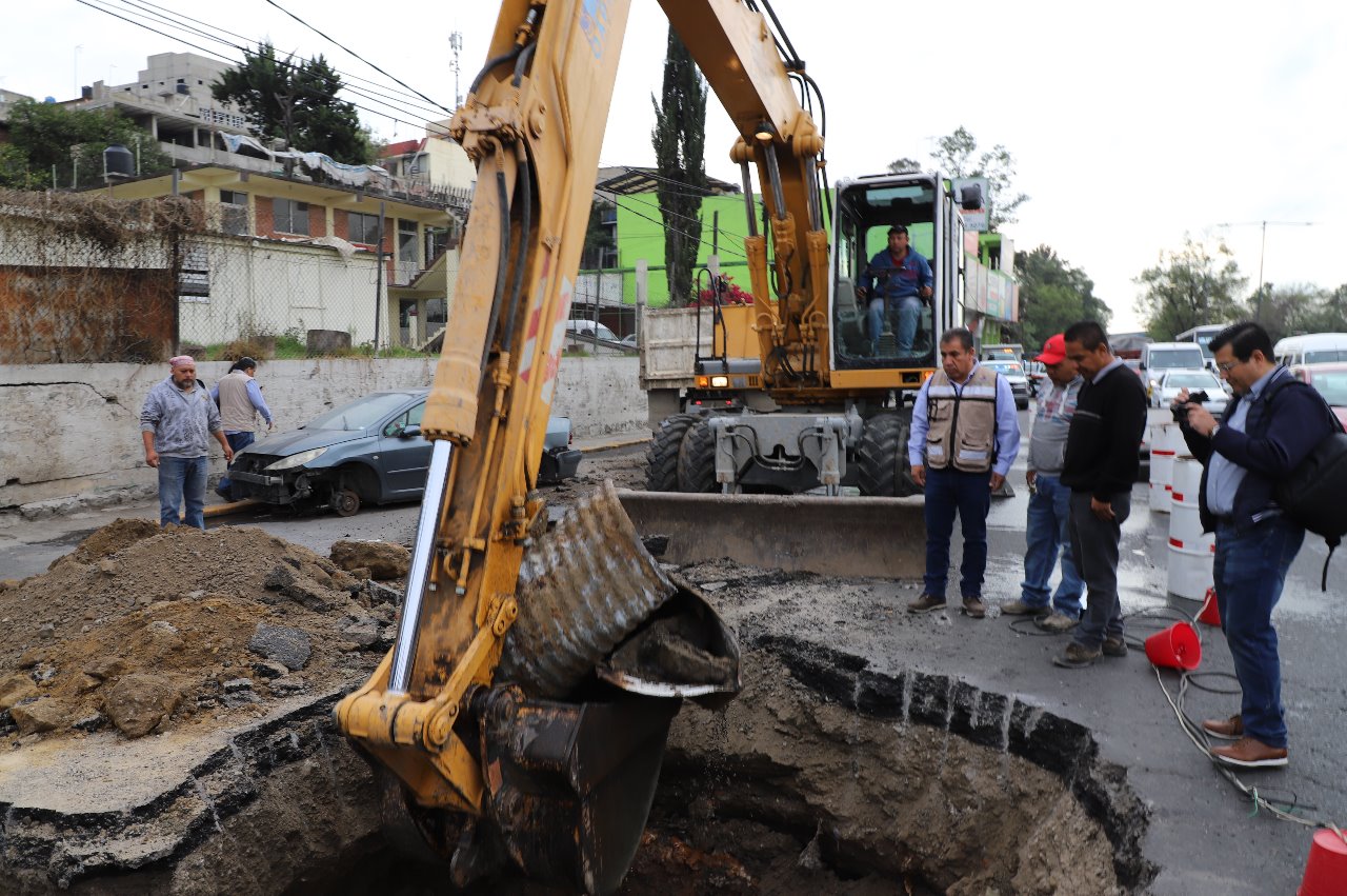 Intensos trabajos realiza OAPAS Naucalpan para reparar socavón