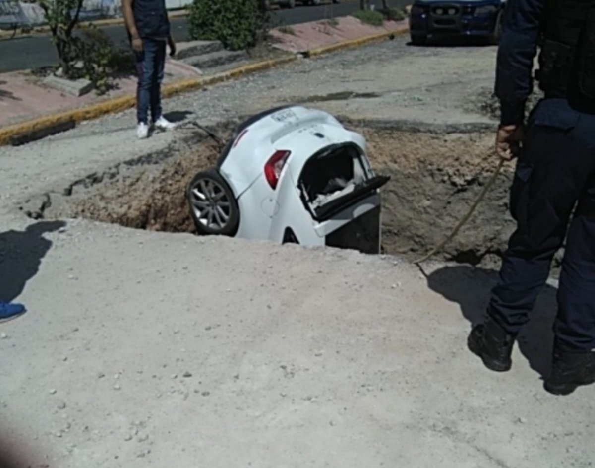 Tremendo susto se llevaron vecinos de Neza al ver como cayó  auto a socavón