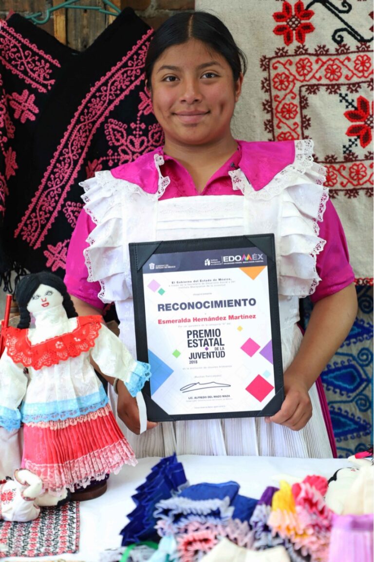 La ganadora del  Premio Estatal de la Juventud 2018, Esmeralda Hernández promueve sus raíces y cultura mazahuas