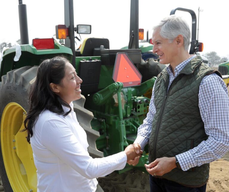 ALFREDO DEL MAZO MAZA ENTREGA TRACTORES A CAMPESINOS DE JUCHITEPEC