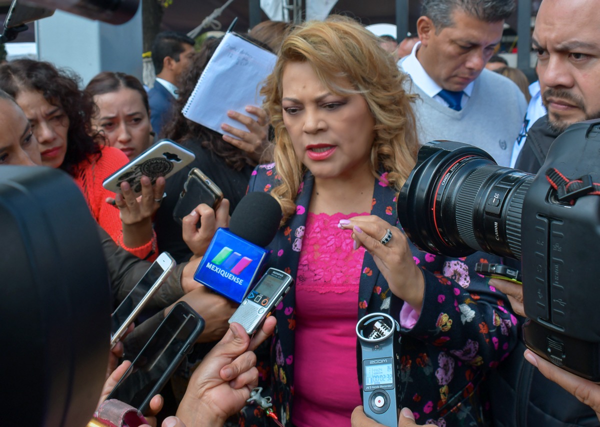 La alcaldesa Ruth Olvera junto a trabajadores de SAPASA recorre zonas afectadas por lluvias