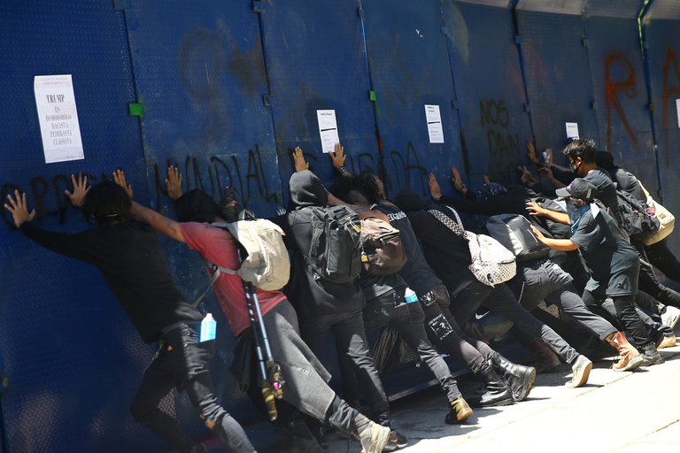 Sin importar semáforo rojo por Covid-19, regresan manifestaciones de encapuchados al primer cuadro de la capital mexicana