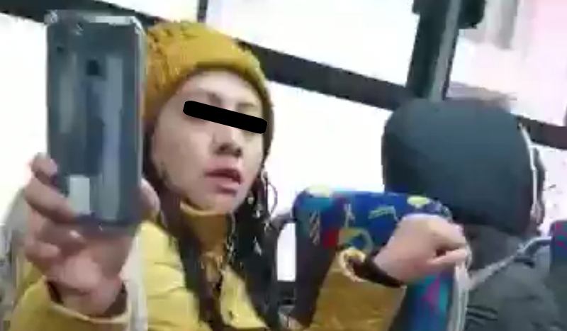 Exhiben en redes sociales a una mujer que se negó a usar cubrebocas a bordo de la unidad de transporte público