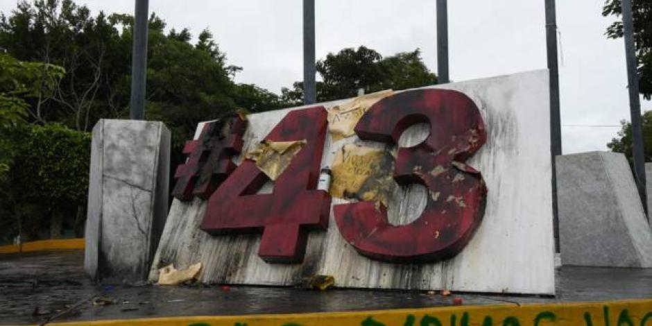 péndulo- Queman antimonumento a los 43 normalistas de Ayotzinapa