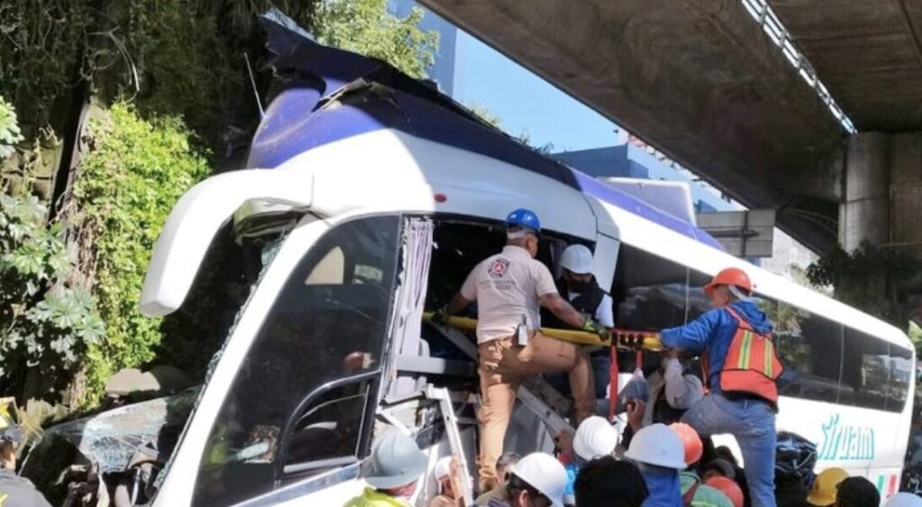 Accidente de autobús en Periférico Sur deja un muerto y 55 heridos ...