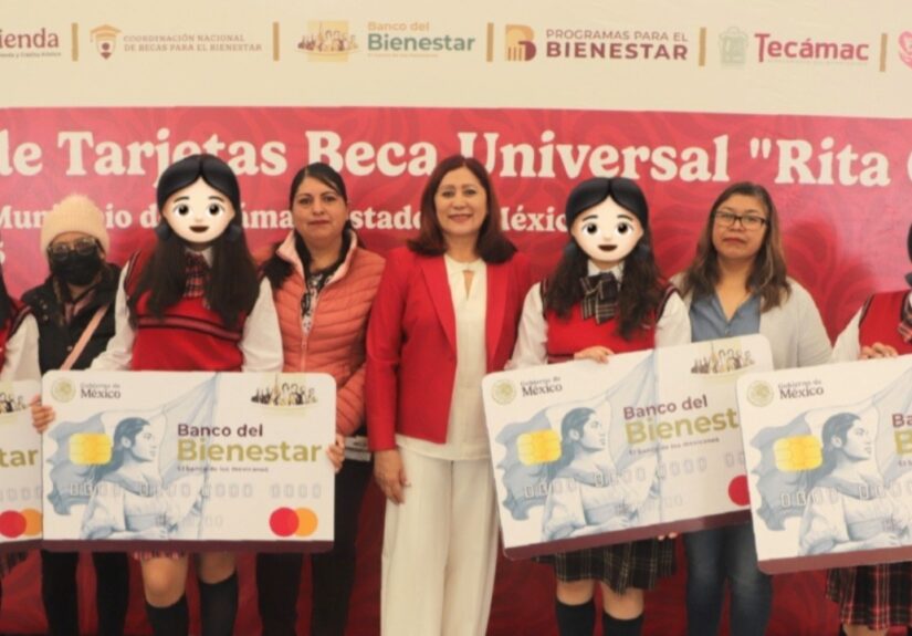 Entrega de becas en Tecámac