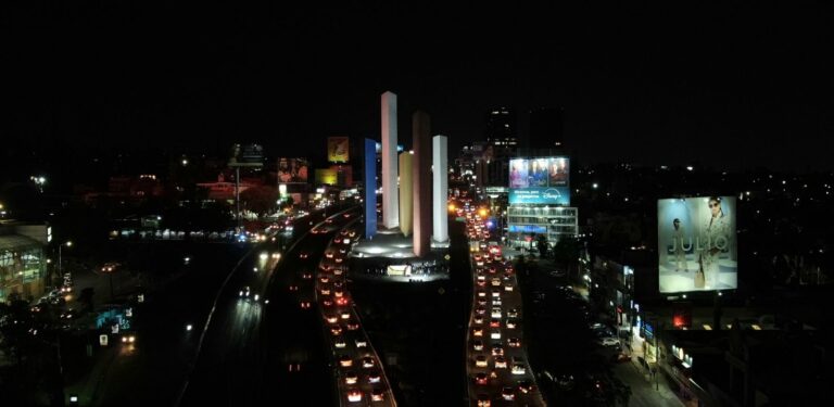 iluminación de las torres de satelite
