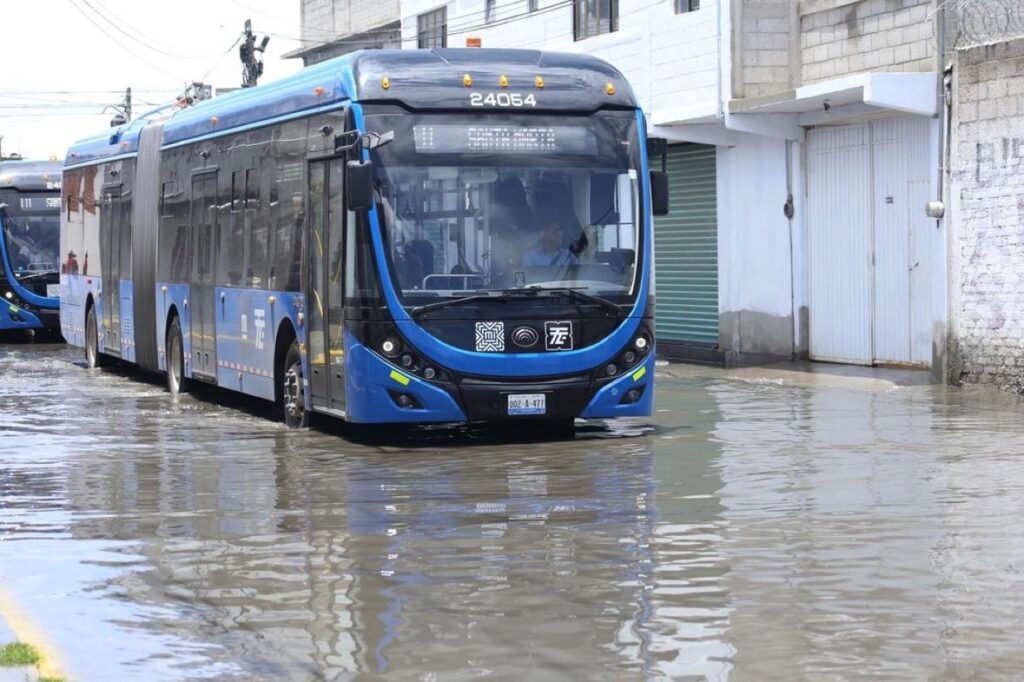 Trolebús inundado