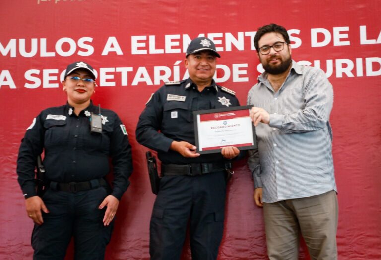 entrega de apoyos a policías de Naucalpan