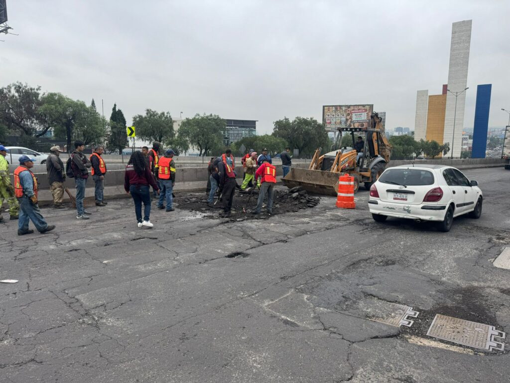 Gobierno Municipal a través de Servicios Públicos, trabaja de manera anticipada, ya realizó bacheo a la altura de Plaza Satélite, ante el evidente deterioro de la carpeta asfáltica.