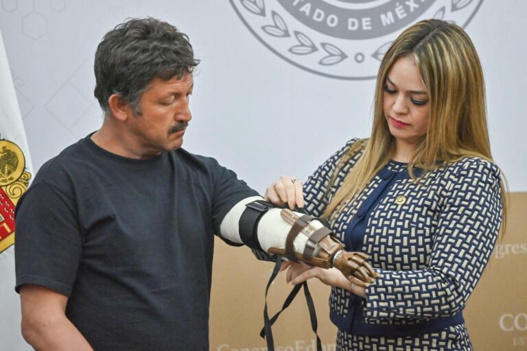 entrega de prótesis en la legislatura mexiquense