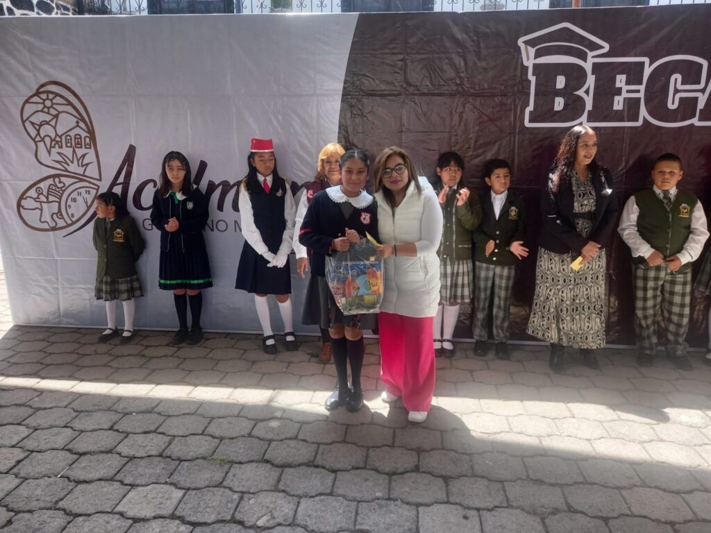 Acolman entrega de becas