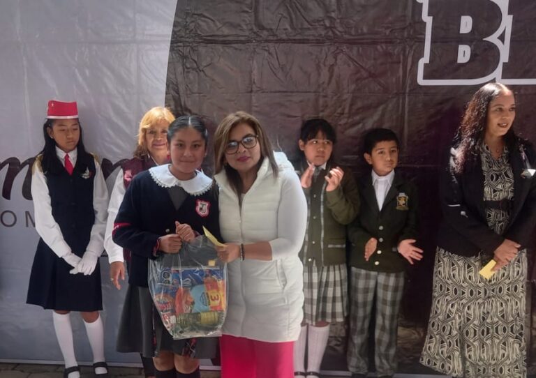 Acolman entrega de becas