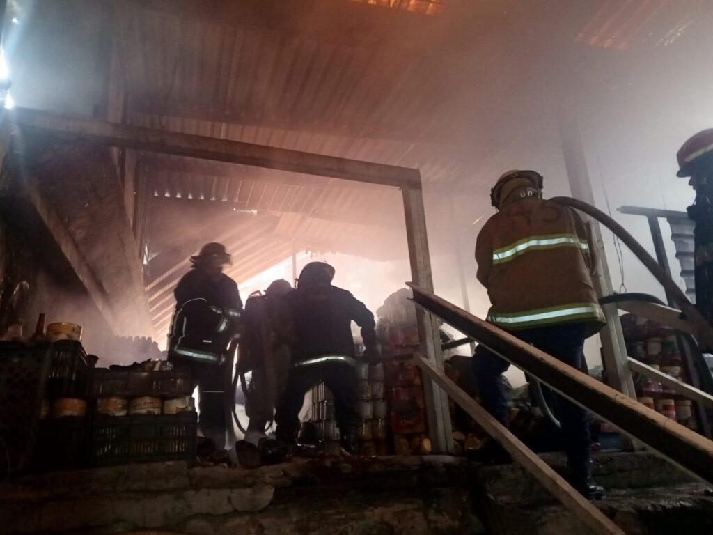 BOMBEROS DE TLALNEPANTLA ATIENDEN OPORTUNAMENTE INCENDIO EN BODEGA DE ABARROTES