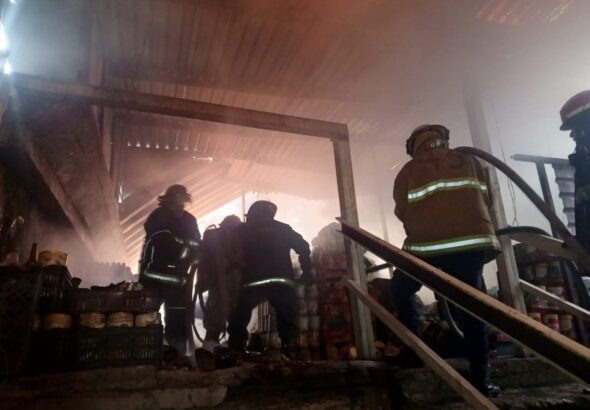 BOMBEROS DE TLALNEPANTLA ATIENDEN OPORTUNAMENTE INCENDIO EN BODEGA DE ABARROTES