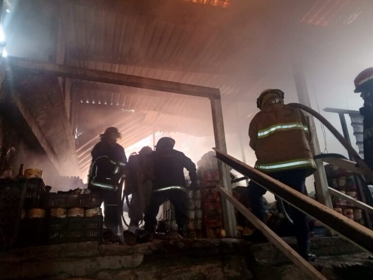 BOMBEROS DE TLALNEPANTLA ATIENDEN OPORTUNAMENTE INCENDIO EN BODEGA DE ABARROTES