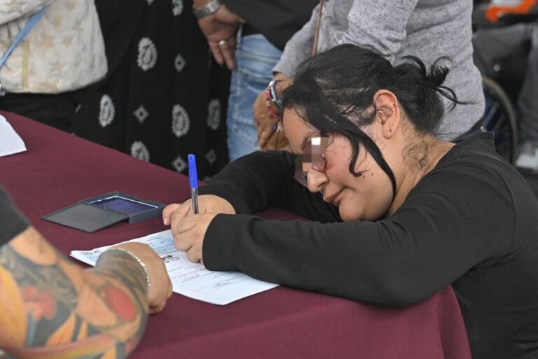 entrega de becas en Tlalnepantla