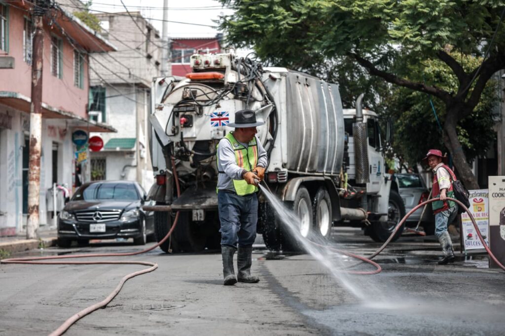 limpian calles de Neza tras lluvias