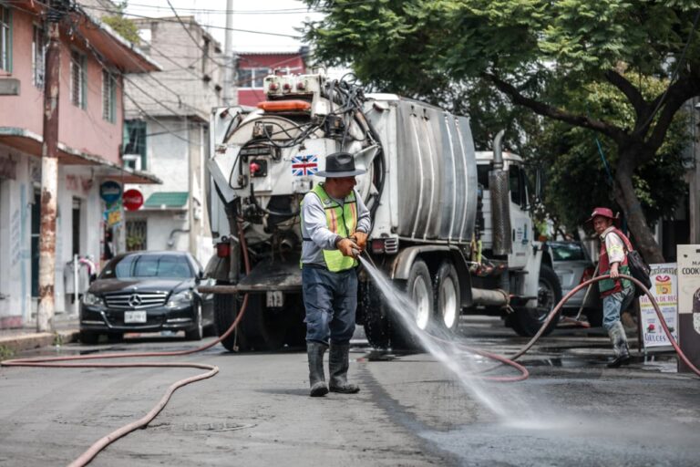 limpian calles de Neza tras lluvias