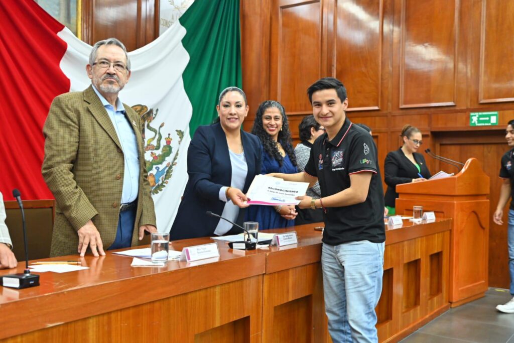 diputada entrega reconocimientos a alumnos del Edoméx