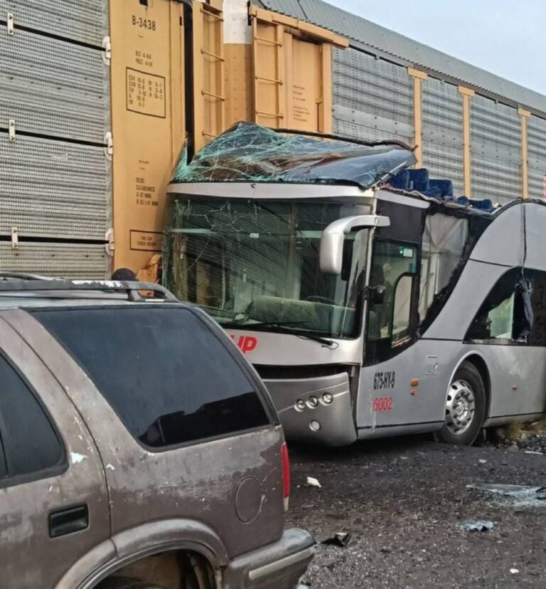 tren arrolla autobus de pasajeros