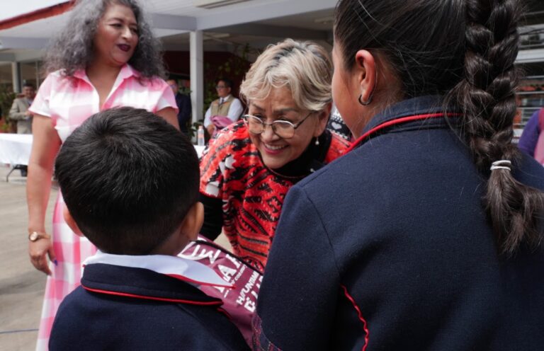 entrega de útiles en La Paz