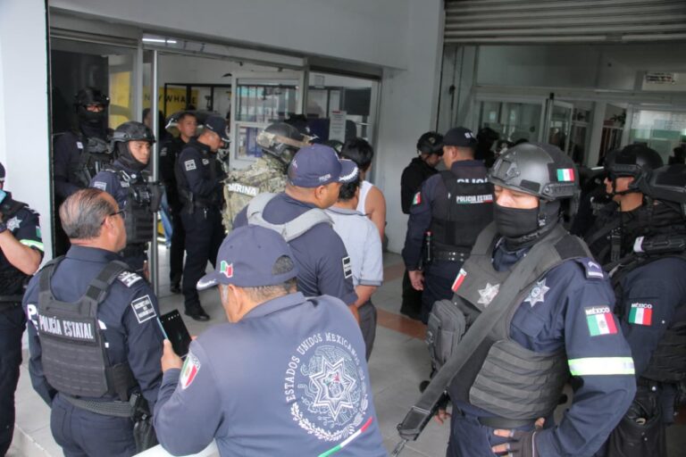 policías y marina