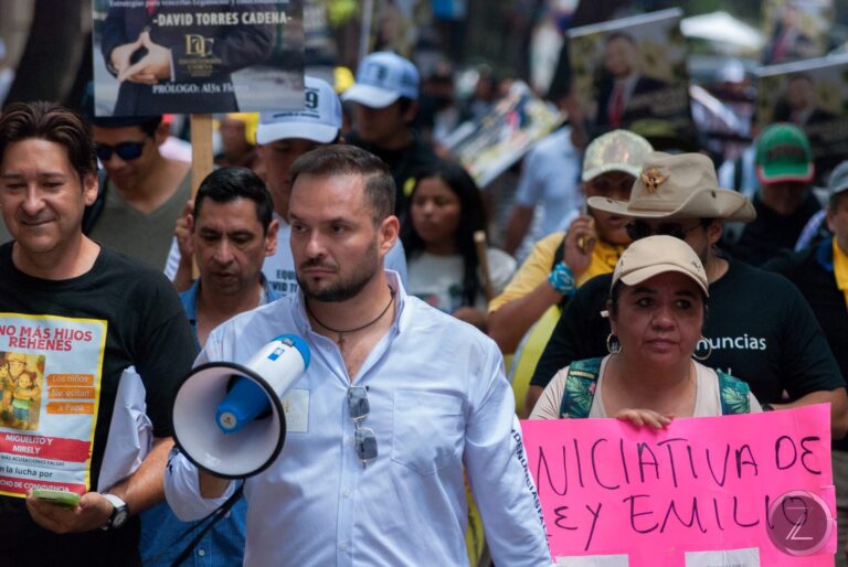 David Torres Cadena encabeza Explosiva marcha contra las denuncias falsas y presenta libro