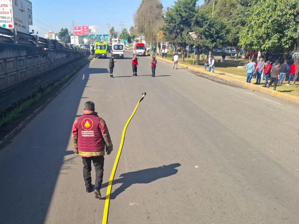 Gobierno del EdoMéx atiende incendio de vehículo