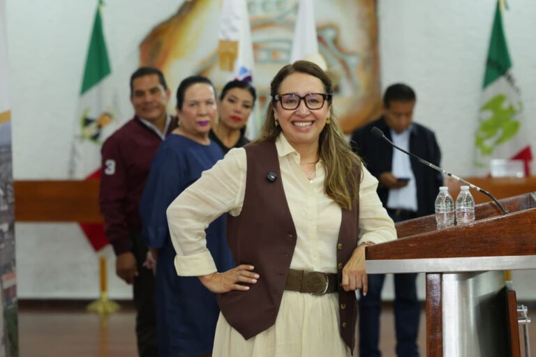 Azucena Cisneros